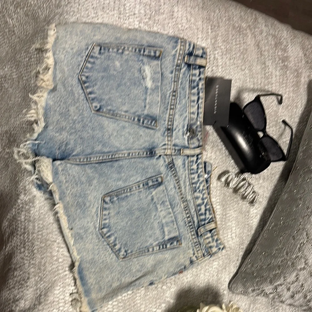 NWT Signature 8 Blue Jean Shorts High-rise Distressed Acid washed - Picture 10 of 14